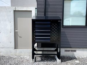 2021年7月設置　岩見沢市　O様邸　室外機カバー「ヴェルアート」-設置例4