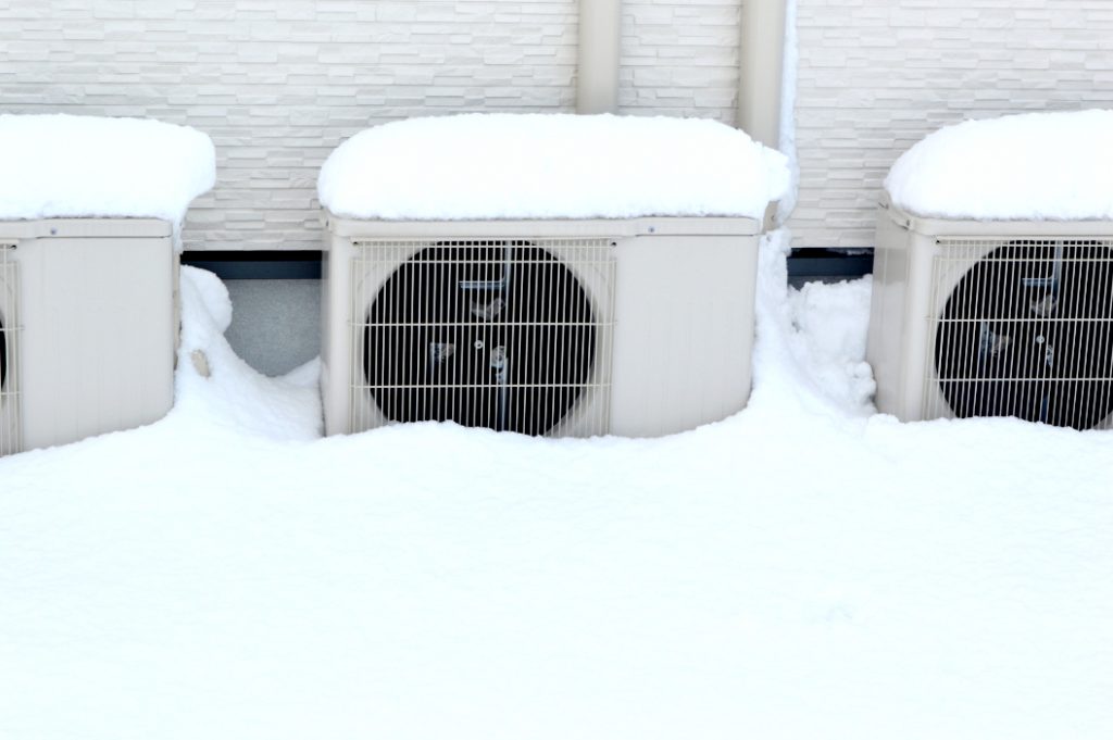 北海道の冬、雪が降るけどエアコンの室外機にカバーは必要？ | 株式会社ホクエイ