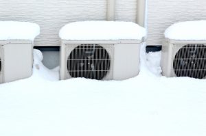 北海道の冬、雪が降るけどエアコンの室外機にカバーは必要？ | 株式