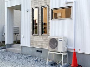 2021年10月設置　札幌市北区　S様邸　室外機カバー「ヴェルアート」設置前-2