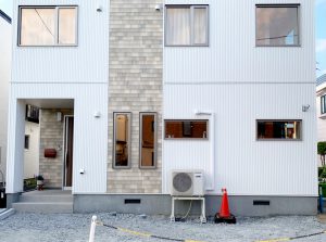 2021年10月設置　札幌市北区　S様邸　室外機カバー「ヴェルアート」設置前-1