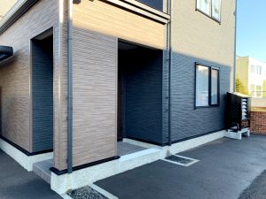 2021年11月設置　札幌市豊平区　H様・T様邸　室外機カバー「ヴェルアート」（ブラック）設置例-11