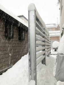 2021年12月施工　札幌市手稲区　F様邸　スノースクリーン（落雪防止柵）設置工事-施工後2