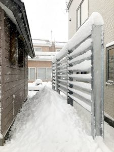 2021年12月施工　札幌市手稲区　F様邸　スノースクリーン（落雪防止柵）設置工事-施工後3