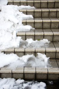 雪の積もった冬の階段
