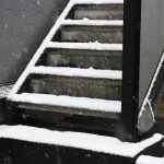 冬の雪で凍結した階段